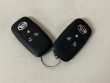 電子カードキーを携帯していれば、ドアハンドルやバックドアのリクエストスイッチを押すだけでドアの施錠・解錠が出来ます♪もちろん 遠隔操作も可能です!盗難防止のイモビライザー機能装備ですよ ☆