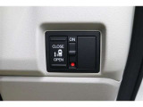 助手席側電動スライドドアはドアの直接操作以外にも運転席からのスイッチ操作やリモコン操作でも開閉が可能!狭い駐車場などでもドアの開閉が楽々・安心ですね!