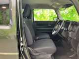 前席まわりは視界が広く、運転席から前方や周囲を確認しやすい印象です。シートには落ち着いた色合いが使われ、ゆったりと座れる空間にまとまっています。