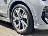 20インチ純正アルミホイール装備 全車両に標準装備の純正アルミホイールは、純正ならではのバランスの良いデザインと、走行安定性をお楽しみ頂けます。