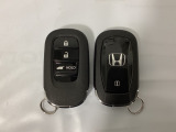 スマートキーを装備しています。鍵を差し込むことなくドアロックの開け閉めと、スタートボタン操作でのエンジンスタートができます。ボタン操作でトランクが開けられる電動テールゲートのボタンもついています。