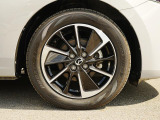 標準装備の純正16インチアルミホイール。タイヤサイズは185/60R16です。