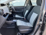 座面と背もたれに明るい色を配したシートが、室内を開放的に見せています。運転席から前方を見渡しやすく、足元にもゆとりを感じられるため、普段使いにもなじみやすい室内です。