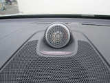 Bowers & Wilkins「トゥイーターオントップ」技術が、フロントガラスからの反射音を最小限に抑えると同時に、カラレーションを低減して、よりディテール豊かな、ピュアで原音に忠実な音を再現します。