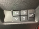 ハンドルの右側にはヘットライトリベライザーとHondaセンシング用のメインスイッチがついています。ヘッドライトリベライザーは道路状況や積荷の加重に応じてライトの高さを調節できます。