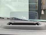 車速やナビのルート誘導などを表示してくれるアクティブ・ドライビング・ディスプレイ。視線や焦点調節が少なく済み、気持ちよく安全に運転を楽しめます。