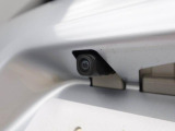 後退時に車両の後ろ側をモニター画面に表示します。車庫入れなどでバックする際に後方確認ができて便利です。車庫入れが苦手な人もこれで安心。