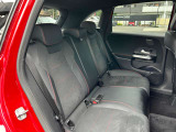 メルセデス・ベンツの定める厳しい基準をクリアしたお車のみをご案内させて頂きます。納車前整備はメーカー規定に基づき当店3Fの指定工場で入念に行なわれます。熟練のメカニックがお客様のお車を整備致します。