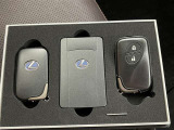 スマートキーをポケットやバッグに携帯していれば、キーを取り出すことなくドアハンドルを握り解錠、ドアハンドルのセンサーに触れるだけで施錠できます。