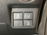 Hondaセンシング用の、VSA(ABS+TCS+横滑り抑制)解除と路外逸脱抑制機能のオンオフスイッチなどはハンドルの右側に装備しています。