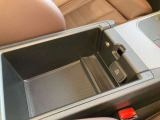 アームレストを上げると収納スペースとUSB電源があります。USBメモリ等を接続すると、車両側で音楽データを再生することができます。※非対応のものも有
