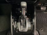 「e:HEV」は、モーター走行を中心にしながら電気エネルギーやエンジン動力を効率よく使い分けることができる賢いハイブリッドシステムです。サイドブレーキはスイッチ操作の電子制御パーキングブレーキです
