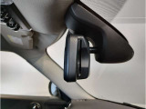 MINIではルームミラーの裏側にETCの車載器が内蔵されており、別途で車載器の購入必要なしで非常にスマート。皆様が驚かれるポイントのでもあります