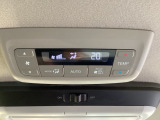 後席には独立した温度調整が可能なオートエアコンを装備。前席左右と後席でそれぞれ快適な温度設定ができ、同乗者全員が心地よく過ごせます。