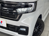 【LEDヘッドライト】悪天候や夜間走行時も良好な視界を確保し安心して運転できる高輝度LEDヘッドライトを装備!点灯速度が早く、消費電力も抑えられています。