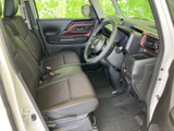 運転席まわりは前方から左右への視界が広く、周囲を確認しやすいレイアウトです。座面や背もたれには落ち着いた色合いを採用し、毎日の乗り降りにもなじみます。