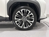 タイヤサイズは(215/50R18)で純正アルミホイールです