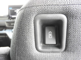 ★シートバックUSBチャージャー★どの席にいても、充電をスマートに。運転席&助手席のシート背面にUSBチャージャーを装備!