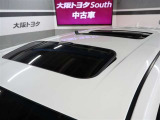 ツインムーンルーフ付き。前はチルトアップ、後ろはスライド式です。