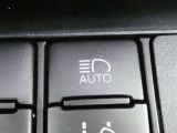 オートマチックハイビームとは、先行車や対向車のライトを認識し、ハイビームとロービームを自動で切り替える機能です。夜道の視界を確保します。詳細は販売店スタッフまでおたずねください。