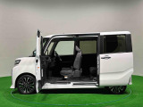 ☆ミラクルオープンドア☆ 驚くほど大開口、ピラー内臓スライドドアで運転席と同等の強度・剛性を確保で安心。簡単レバー操作で,助手席シートが回転。やさしくエスコート。