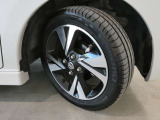 フロントタイヤの溝も十分に残っております。タイヤサイズは165/55R15となっております。