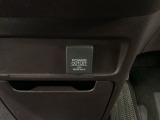 アクセサリーソケットはUSBのアダプターなどをつければ、スマホの充電にも使えます。周辺には物が置けるボックスがついています。