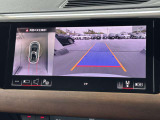 ●リアビューカメラ『入車経路を算出し、ガイドラインと補助線をディスプレイに表示します。同時にバンパーに内蔵のセンサーが障害物を感知し音で注意を促します。後方の死角も安心していただけます。』