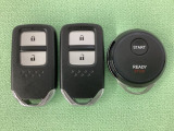 スマートキーを装備しています。鍵を差し込むことなくドアロックの開け閉めと、スタートボタン操作でのエンジンスタートができます。加えて、純正リモコンエンジンスターター用の操作キーもついています。