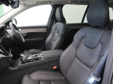 VOLVOのシートは人間工学に基づいた設計となっており、長時間の運転でも疲れにくいと定評があります。
