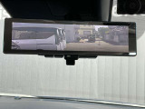 インテリジェントルームミラーです。人や物で視界が遮られてても、車体後部のカメラ映像に切り替えることにより、クリアな後方視界を実現しています。