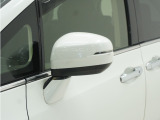 ◆ドアミラーウインカー◆ドアミラーにウインカーを装備しています。対向車に自身の進行方向を合図し安全に運転できます。