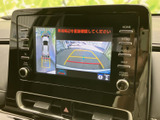 後方の映像に加えて車両周辺の表示も確認でき、駐車時の後方確認をサポートします。画面内の目安を見ながら、周囲に気を配った操作ができる便利な装備です。