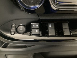 【パワーウィンドウスイッチ】ワンタッチで、パワーウインドウやドアミラーを操作できます。