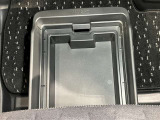 助手席の下に濡れた物でも入れられる便利な収納ボックス付!!