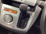 インパネシフトを採用しているので、前席の足元も広々としています。運転席と助手席の行き来もスムーズです!