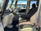 前席は視界が広く、運転席まわりを見渡しやすい配置です。座面や背もたれには落ち着いた柄のシートを採用し、明るい内装色と合わせて、毎日気持ちよく過ごせる空間です。