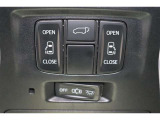 両側電動スライドドアはドアの直接操作以外にも運転席からのスイッチ操作やリモコン操作でも開閉が可能!狭い駐車場などでもドアの開閉が楽々・安心ですね!