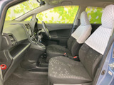 前席は視界が広く、運転席から前方や周囲を確認しやすいレイアウトです。シートには柄があしらわれ、落ち着いた車内空間を演出。助手席に座る方もゆったり過ごしやすい印象です。