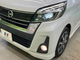 【LEDヘッドライト】悪天候や夜間走行時も良好な視界を確保し安心して運転できる高輝度LEDヘッドライトを装備!点灯速度が早く、消費電力も抑えられています。