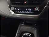 お車のキーはスマートキーです。キーを身につけた状態で車に近づき、ドアロックの解錠や施錠操作が出来ます。雨の日など両手がふさがっている時など、とっても便利ですね。