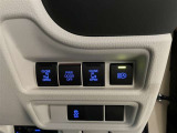 オートマチックハイビームとは、先行車や対向車のライトを認識し、ハイビームとロービームを自動で切り替える機能です。夜道の視界を確保します。詳細は販売店スタッフまでおたずねください。