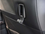 ◆コンビ二フック◆ちょっとした買い物の袋を吊り下げたり、ゴミ袋を吊り下げられるコンビニフックがあり車内を転がらず便利です!