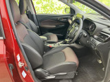 運転席と助手席には、身体を支える形状のシートが並び、落ち着いて過ごせる空間です。前方や周囲を見渡しやすく、乗り降りの際にも室内の様子を確認しやすい造りです。
