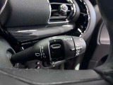 MINIの運転席操作部は、中央に構えるディスプレイが最大の特徴です。航空機を思わせるトグルスイッチなど、直感的で遊び心のあるメカニカルな操作感が、ゴーカートのような走りの高揚感を高めます。