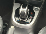 ★ハイブリッド専用セレクトレバー★シフトチェンジを電子信号で送信するセレクトレバーを採用してます!軽快でスマートな操作が楽しめます♪