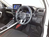 運転席周りのレイアウトをご覧ください。ナビゲーションが綺麗に装着されすっきり収まってますね!