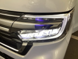 【LEDヘッドライト】点灯した瞬間のクリーンな白さが、今の車らしい清潔感を感じさせてくれます。明るさだけでなく、寿命や省エネ性能も優秀。長く乗る一台だからこそ、こだわわりたい方に最適です。