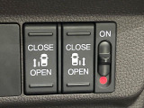 【両側パワースライドドア】スマートキーや運転席のスイッチで後席両側スライドドアの開閉が可能♪電動だから力を入れてドアを開ける必要が無く、小さなお子様でも簡単に開け閉めでき快適です♪