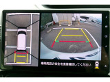 パノラミックビューモニター付きです。車両を上から見たような映像をディスプレイオーディオ画面に表示。運転席からの目視だけでは見にくい、車両周辺の状況をリアルタイムでしっかり確認できます。